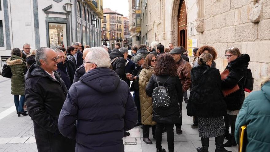 Abogados y abogadas durante la concentración a favor del compañero.  | ARCHIVO