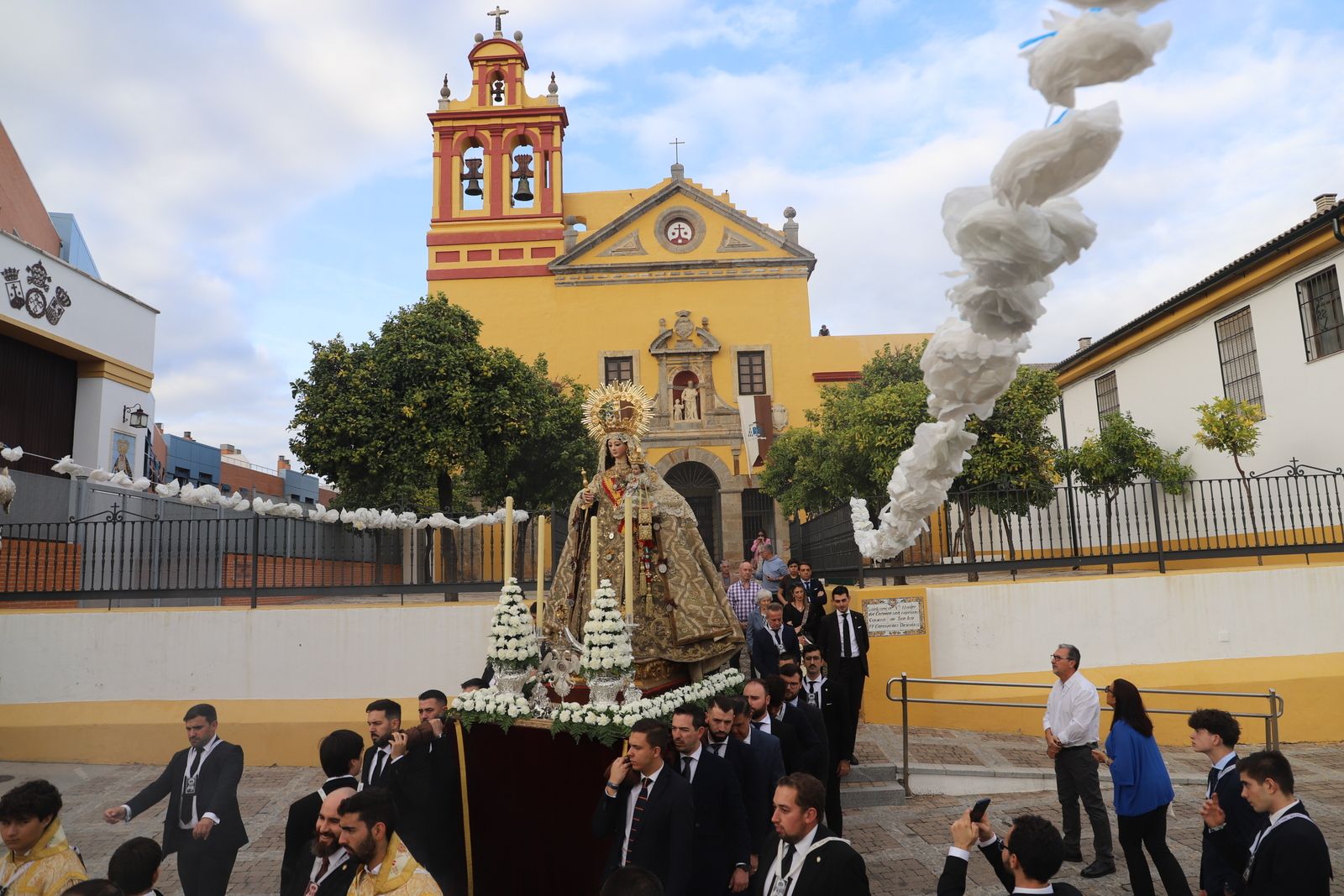 Los besamanos y procesiones del Día de Todos Los Santos, en imágenes