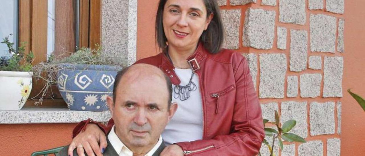 Begoña Cerqueiro con su padre, José Cerqueiro, que padece párkinson desde hace 20 años. // S. Álvarez