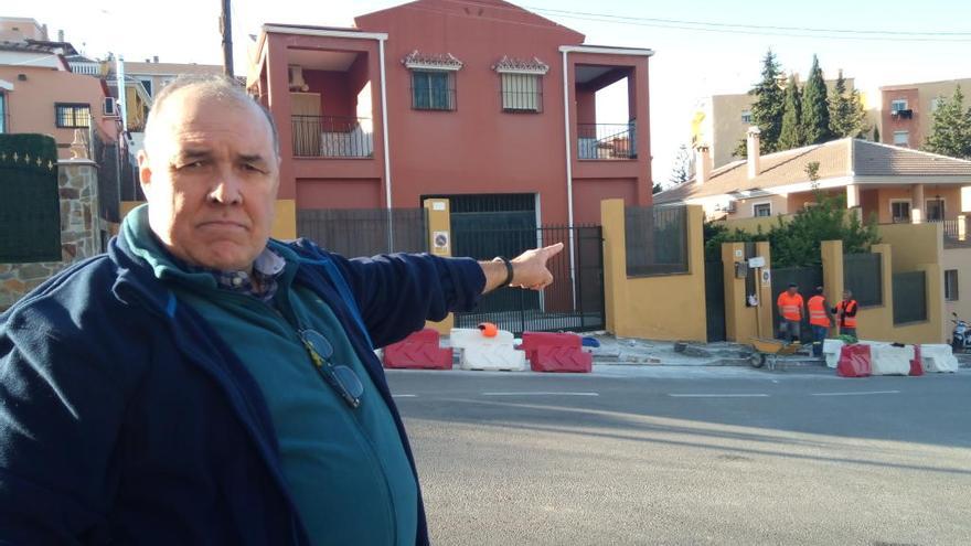 El presidente de la asociación de vecinos de Cortijillo Bazán, Paco Nájera, en el cruce para el que piden un ceda el paso y un espejo.