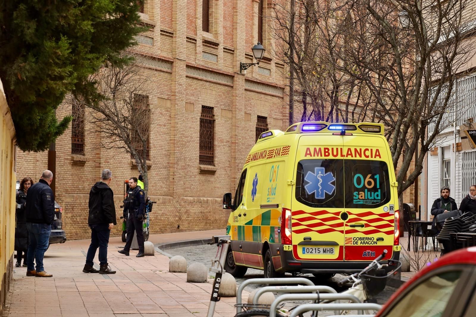EN IMÁGENES | Un hombre se atrinchera en su casa tras apuñalar a otro en el cuello tras una pelea en la calle El Sepulcro de Zaragoza