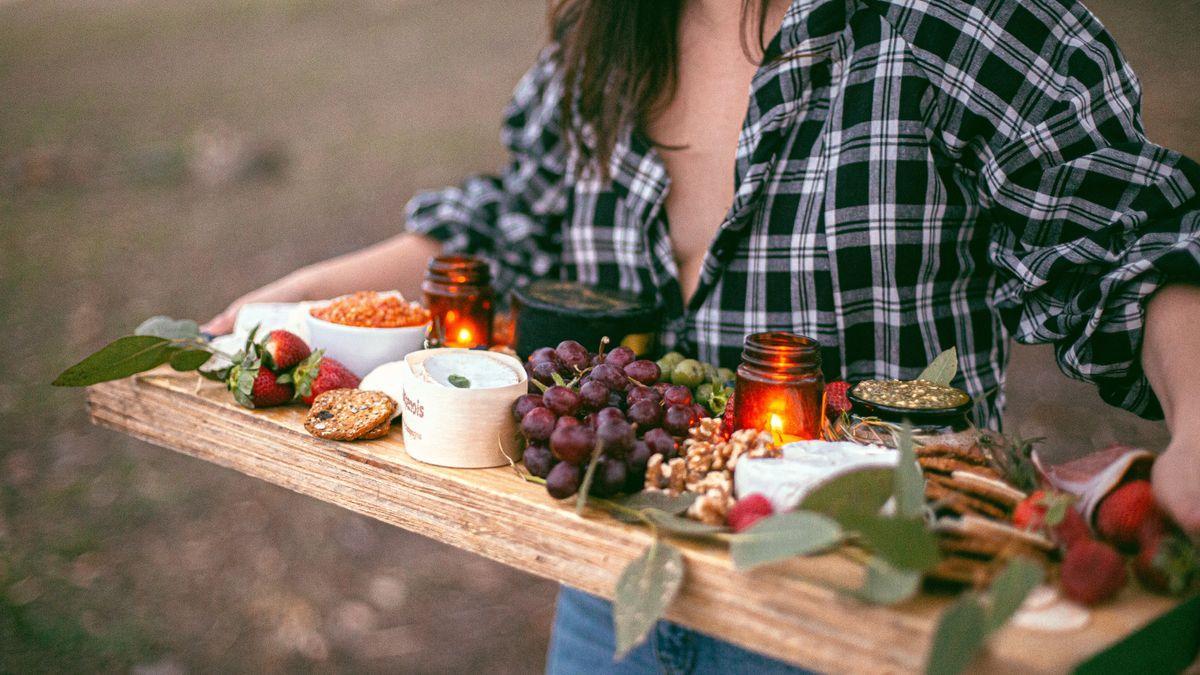 Una tabla de aperitivos navideña