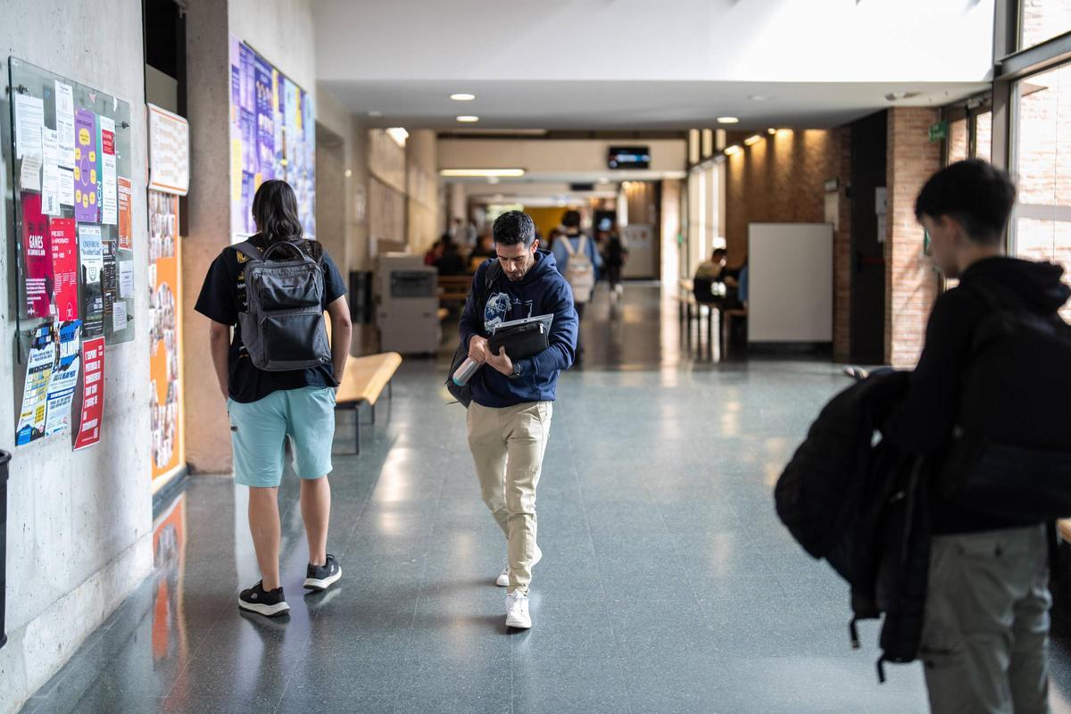 Varios estudiantes, en uno de los campus de la Universitat Autónoma de Barcelona.