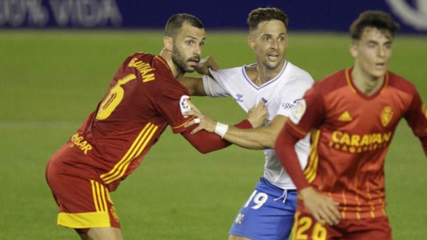 Guitián, defendiendo a Fran Sol en una jugada del partido de ayer.