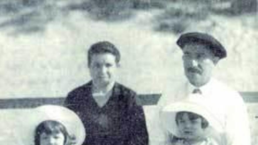 Fernando Arias, con su nieta Nelly Fernández en el regazo.
