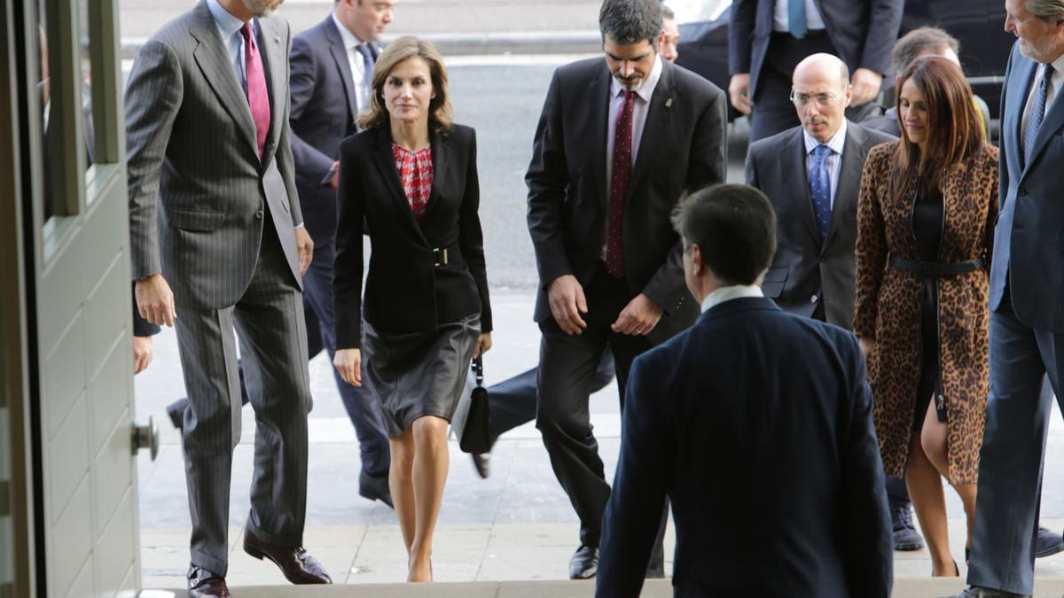 El look de Letizia Ortiz con falda de cuero