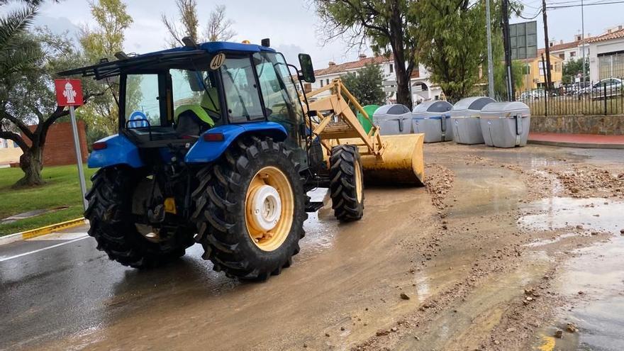 El Ayuntamiento de Alcossebre adecentó los viales afectados por el arrastre de materiales y agua.