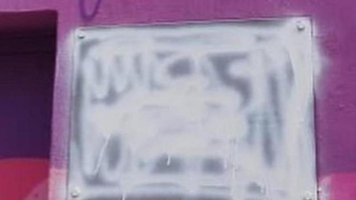 La placa de homenaje a Isabel Torres cubierta de pintura