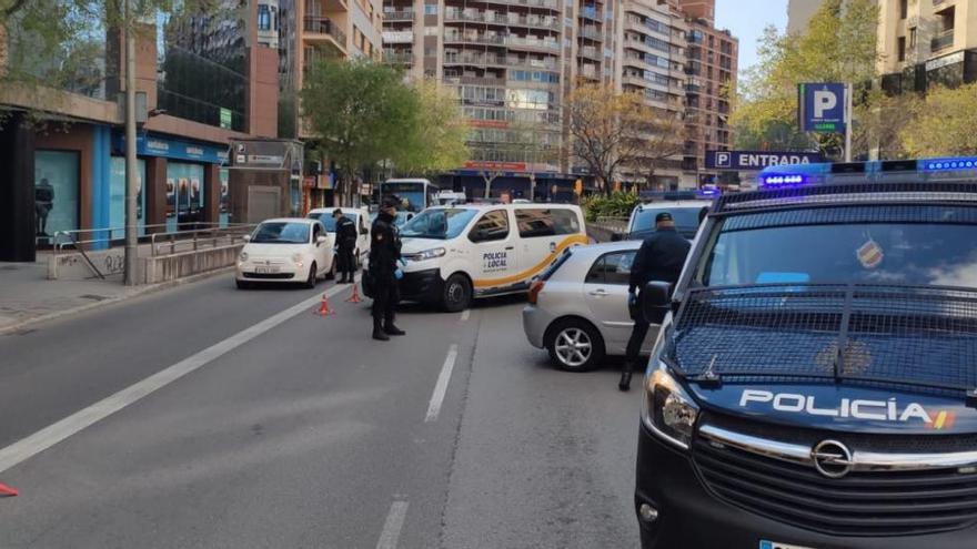 Detenido tras cruzar una furgoneta en el Marítimo y atacar a los policías