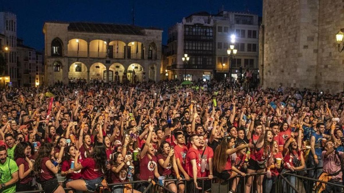 Cientos de personas en la Plaza Mayor.