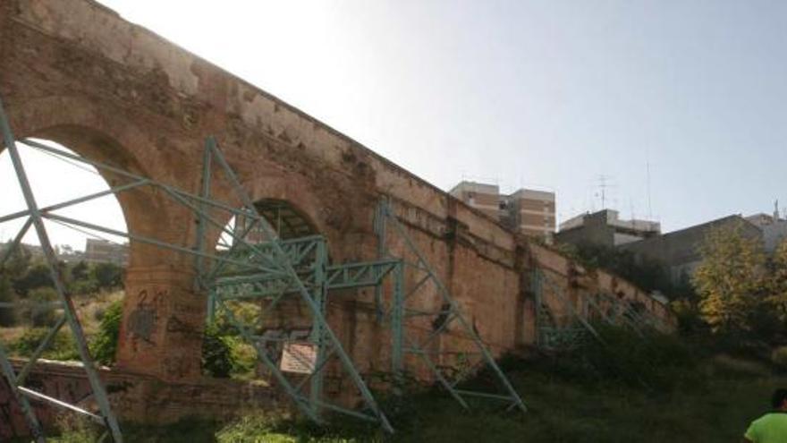 El acueducto de San Telmo, dañado por las obras de remodelación del enlace entre rondas.