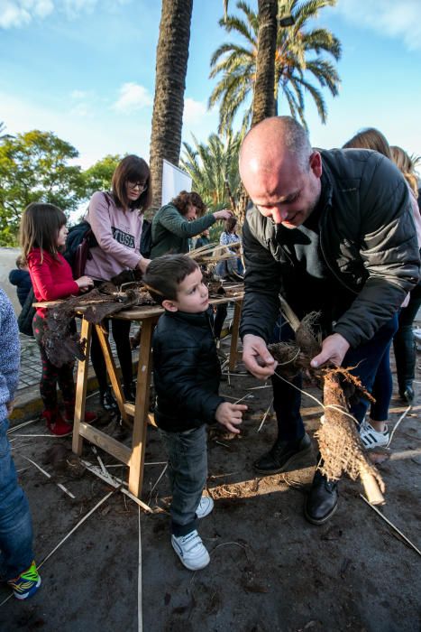 La Asociación de Palmereros y el Museo Arqueológico llevan a cabo talleres con niños para que aprendan a realizar las tradicionales antorchas