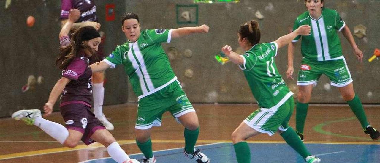 Sara Moreno se dispone a golpear la pelota rodeada de rivales durante el Envialia-Cidade de As Burgas del pasado 31 de agosto. // Iñaki Osorio