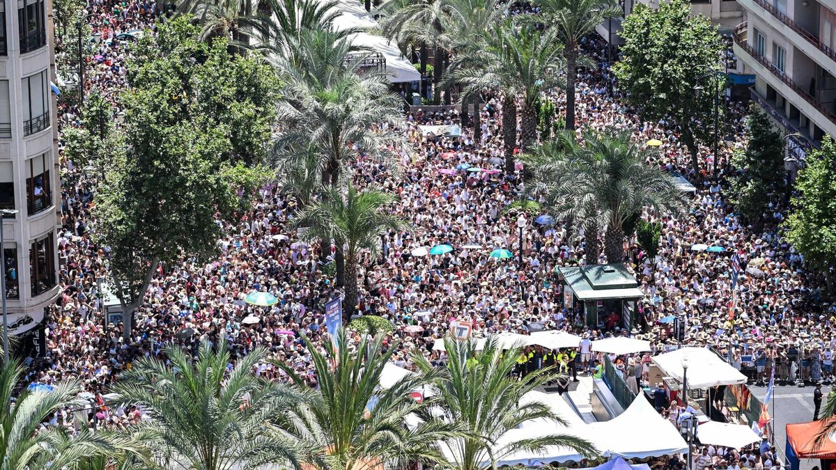 Hasta la bandera: en Alicante no cabe un alfiler en unas Hogueras de récord