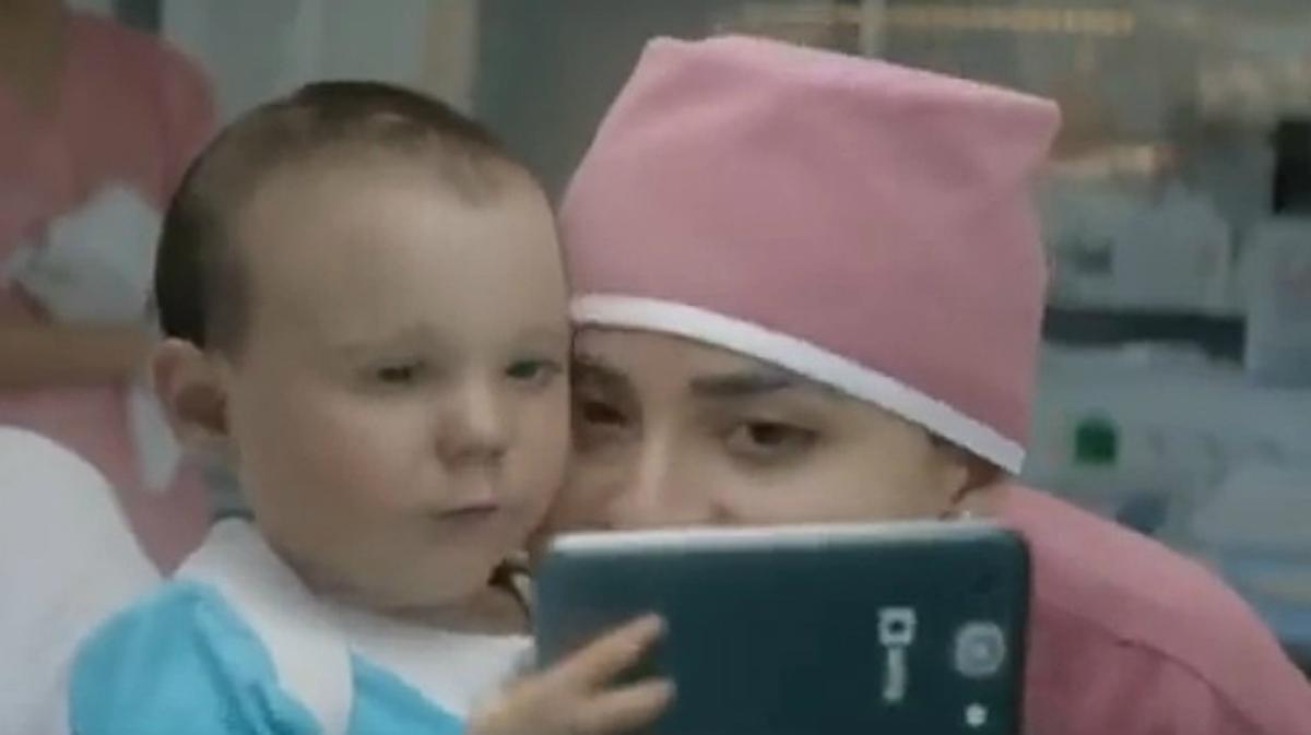 Anunci televisiu de MTS: ’Born for the internet’.