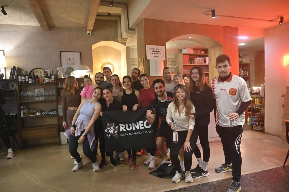 En imágenes | Runneo, el club de 'running' más viral de Zaragoza que mezcla carreras con 'cachondeo'