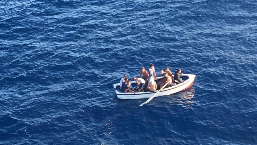 Interceptan una patera con cinco personas a bordo en una playa de Águilas