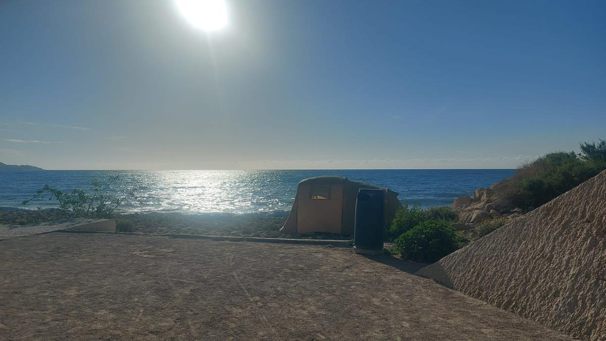 Acampada en pleno sendero costero de la Cantera en Alicante.