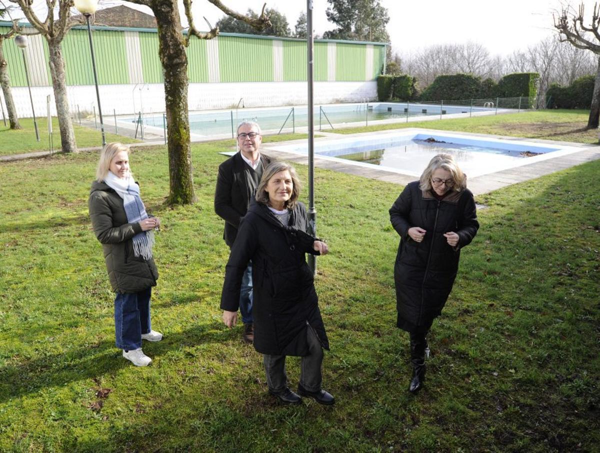 Belén Cachafeiro, junto a ediles de la Corporación local. | BERNABÉ/JAVIER LALÍN