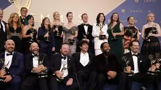 'La maldición de Widow's Bay' arrasa en unos Emmy que honran la partida de estrellas