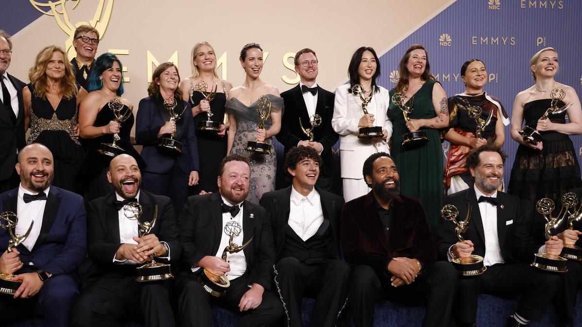 PREMIOS EMMY | ‘La maldición de Widow’s Bay’ arrasa en unos Emmy que honran la partida de estrellas