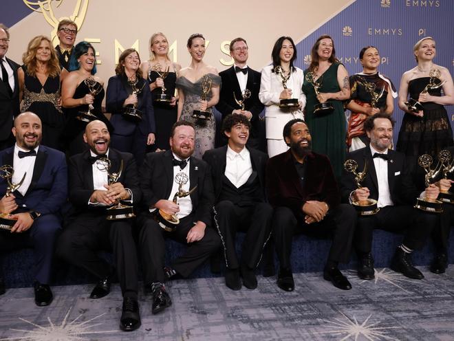 'La maldición de Widow's Bay' arrasa en unos Emmy que honran la partida de estrellas