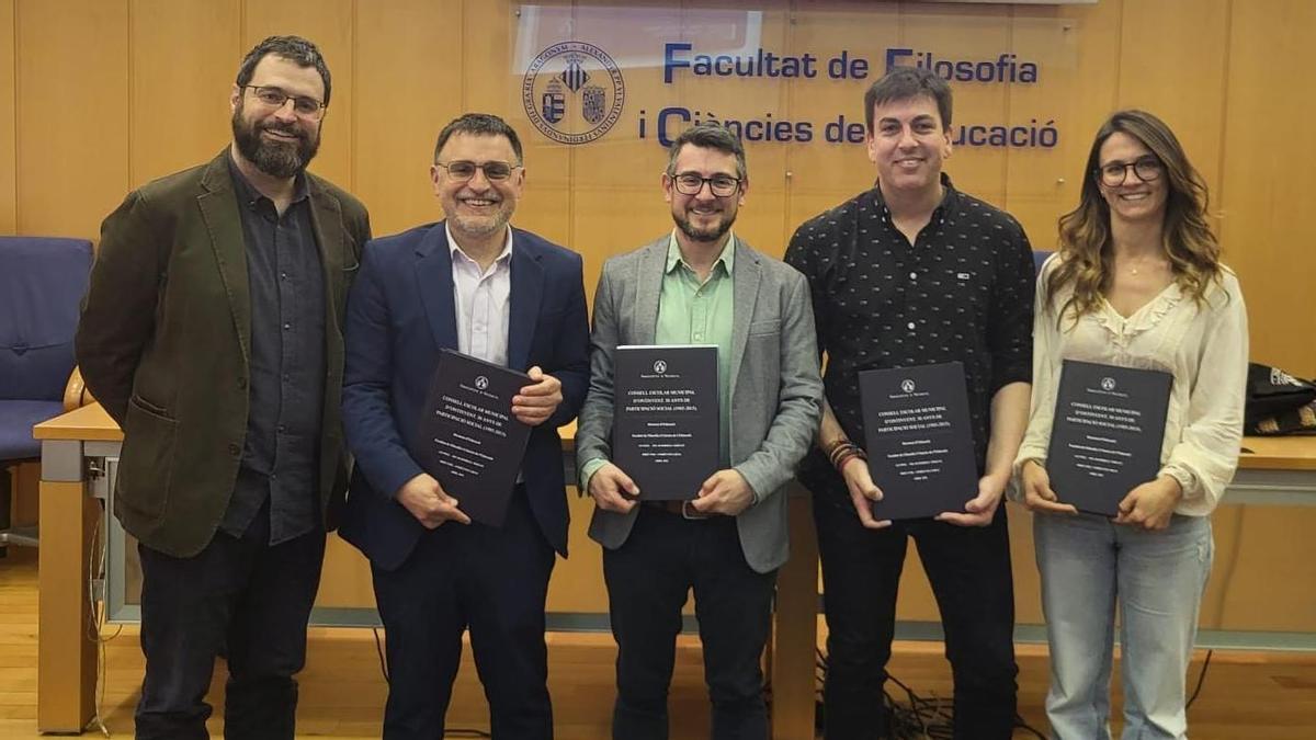 Óscar Borrell presenta su tesis doctoral sobre el Consell Escolar Municipal de Ontinyent