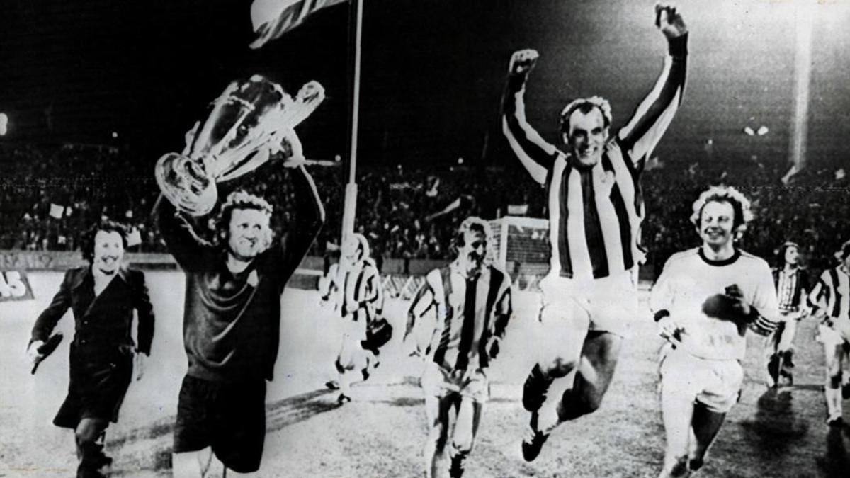 El portero Maier sostiene la Copa de Europa recién ganada al Atlético en Bruselas, en mayo de 1974. A su izquierda, en segundo plano y con la camiseta del Atlético, Schwarzenbeck