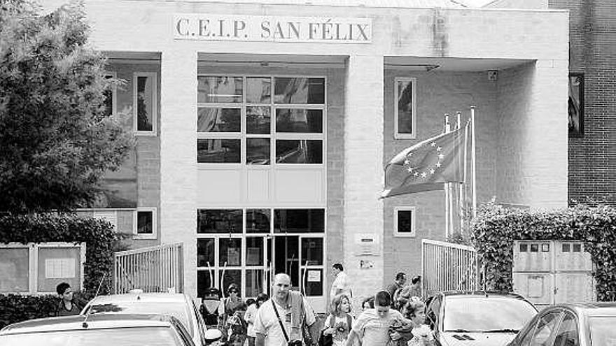 Alumnos y padres, saliendo del colegio, ayer, viernes, en Candás.