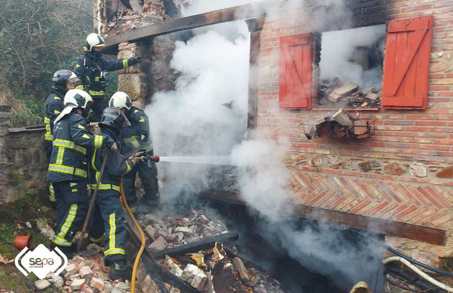 EN IMÁGENES: Las impresionantes fotografías del incendio de la casa de Piloña donde murió una mujer