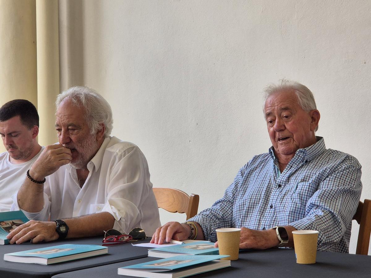 El autor, a la derecha, durante el acto de presentación.