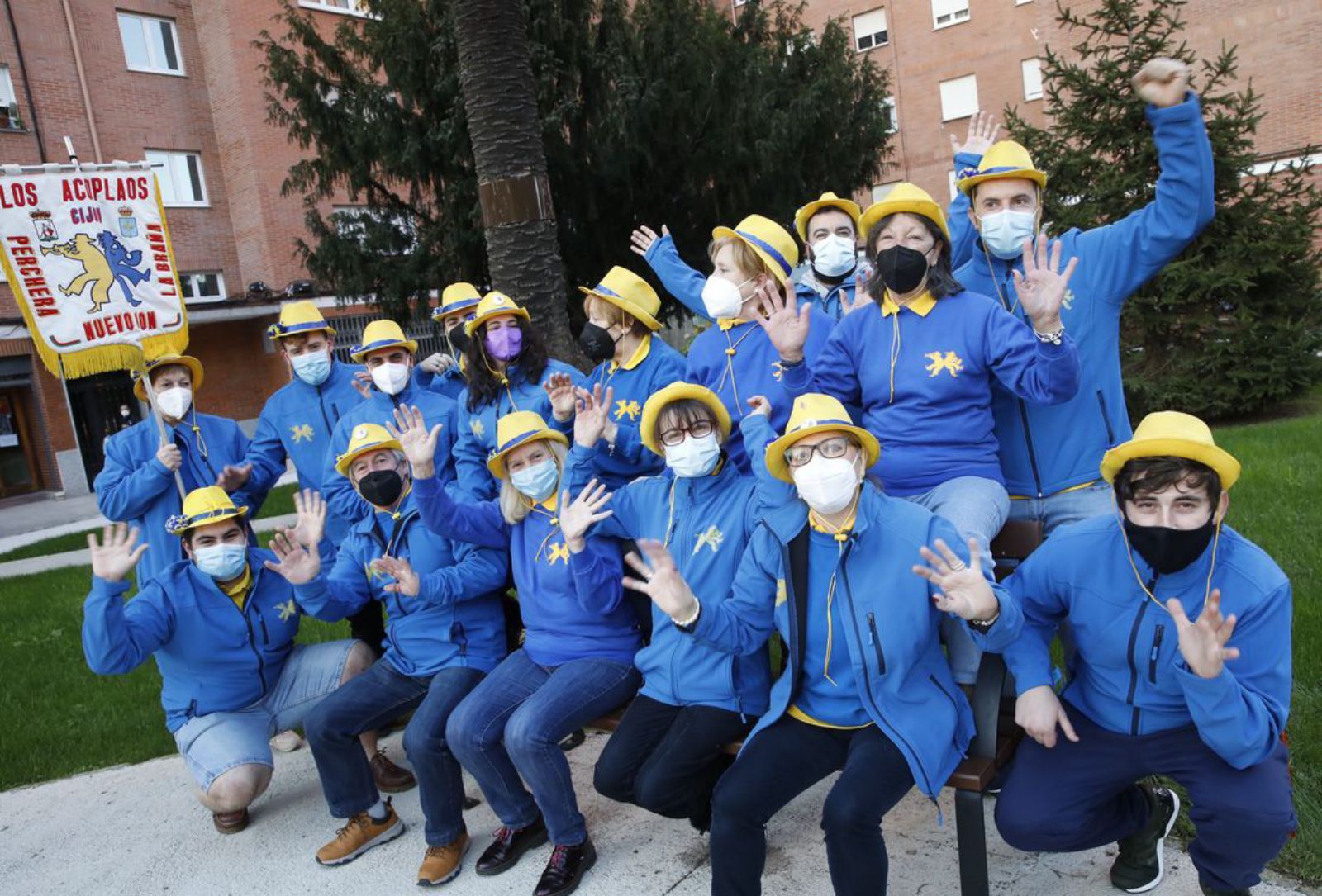 “Los acoplaos”. Los miembros de la charanga, en los exteriores de su local de ensayos, en el barrio de Nuevo Gijón. | Ángel González