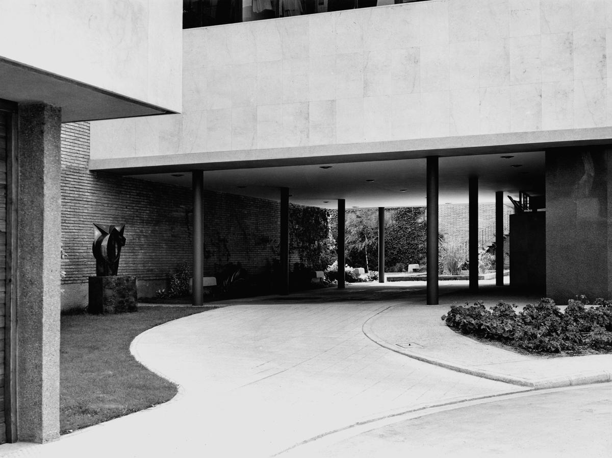 La sede de Editorial Gustavo Gili, tal y como la fotografió Francesc Català-Roca durante las obras de construcción del edificio.