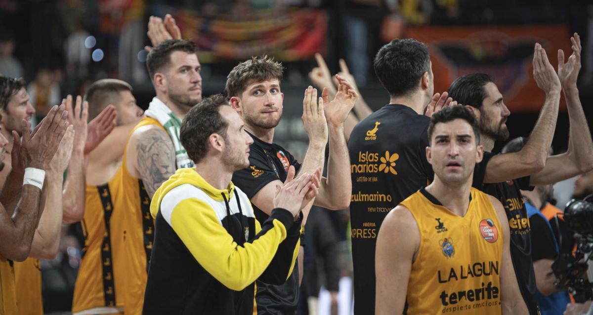 Los jugadores del CB Canarias, tras perder el pasado viernes.