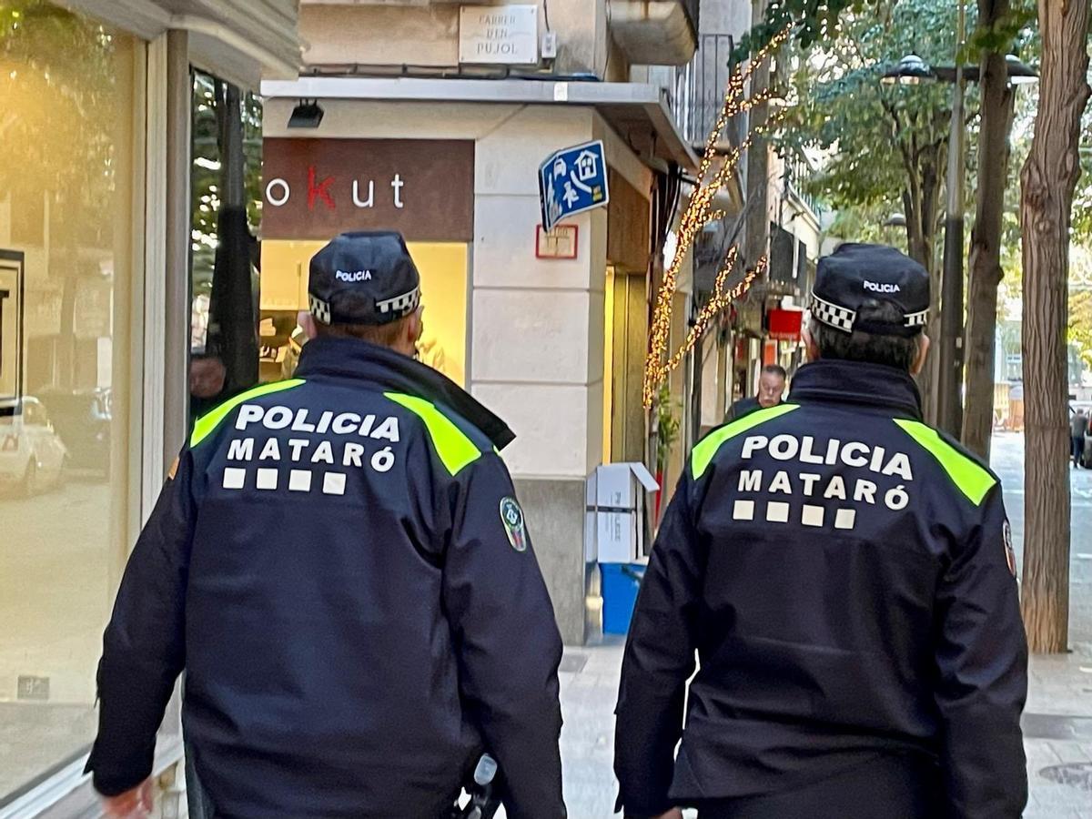 Dos agentes de la Policia Local de Mataró