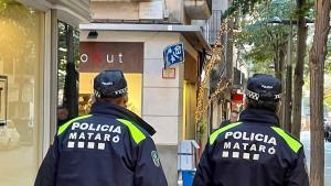 Dos agentes de la Policia Local de Mataró