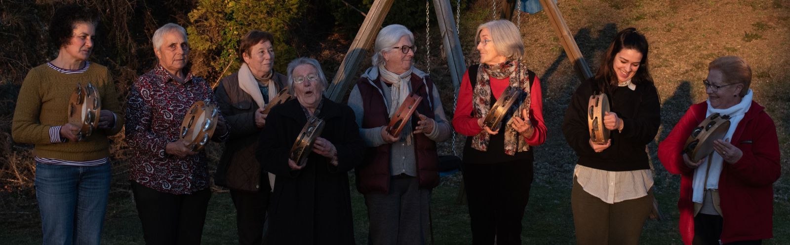 Maruja Pardo, Carmen Bouzas, Rosa Barbeito, María Barbeito, Guillermina Vicente, María Barbeito, Uxía Rodríguez e Estrella Gomez, no lugar de Pontoxo.  | // CASTELEIRO/ROLLER AGENCIA