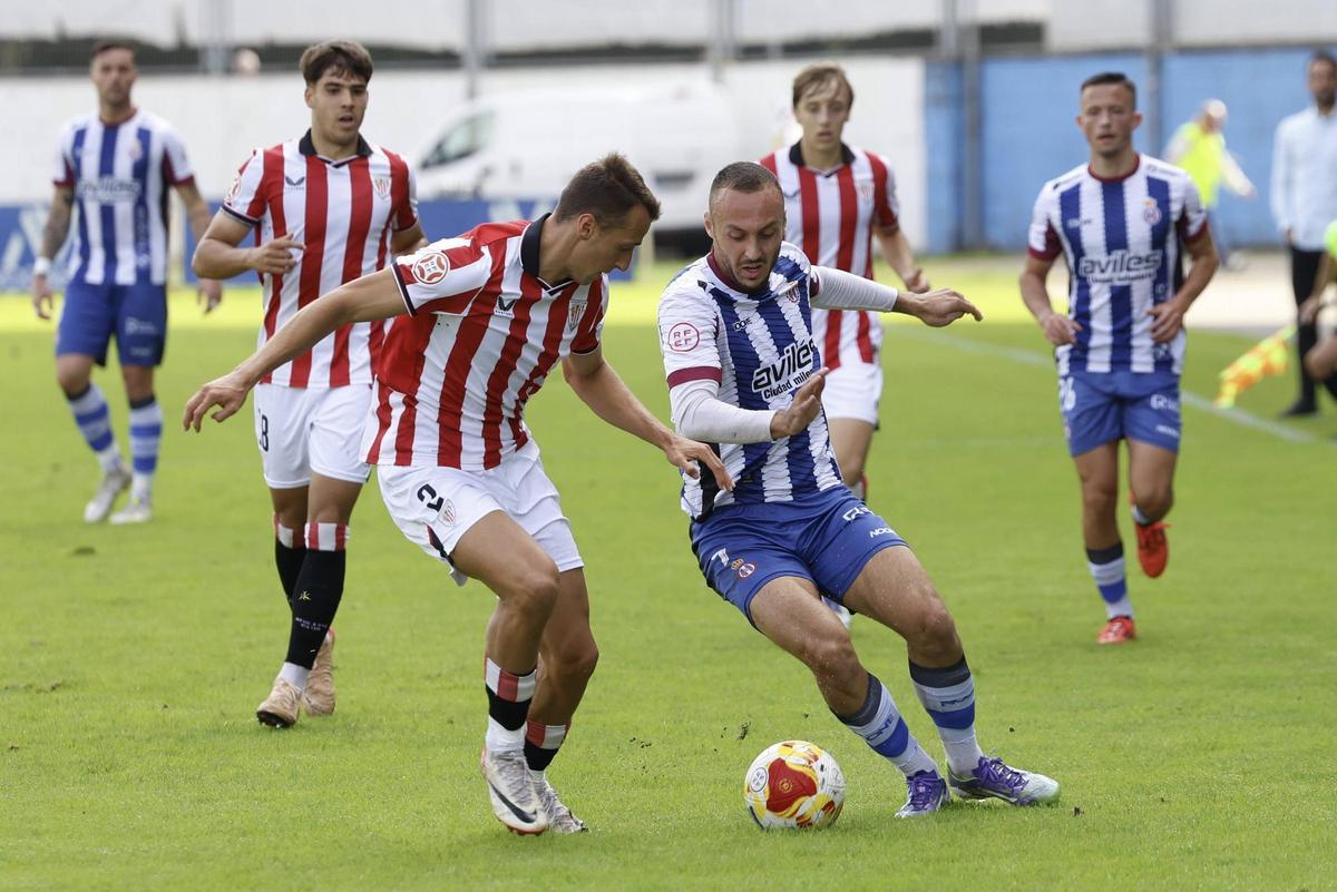 Santamaría, durante el encuentro de la primera vuelta entre el Avilés y el Bilbao Athletic
