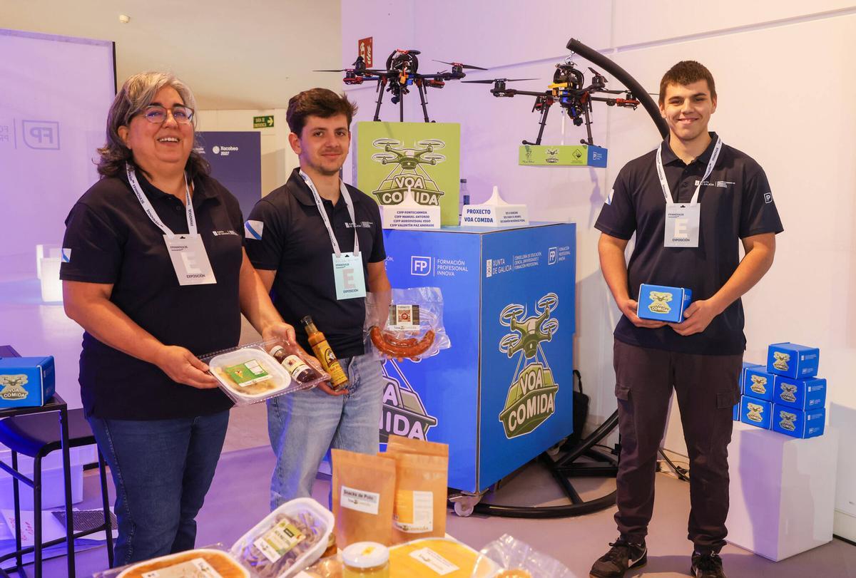 Alumnos del CIFP Manuel Antonio posan con los drones y la comida preparada del proyecto VoaComida