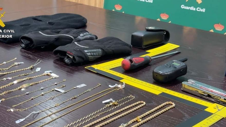 A prisión dos detenidos por un atraco en una joyería de A Laracha