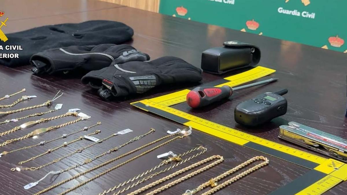 A prisión dos detenidos por un atraco en una joyería de A Laracha