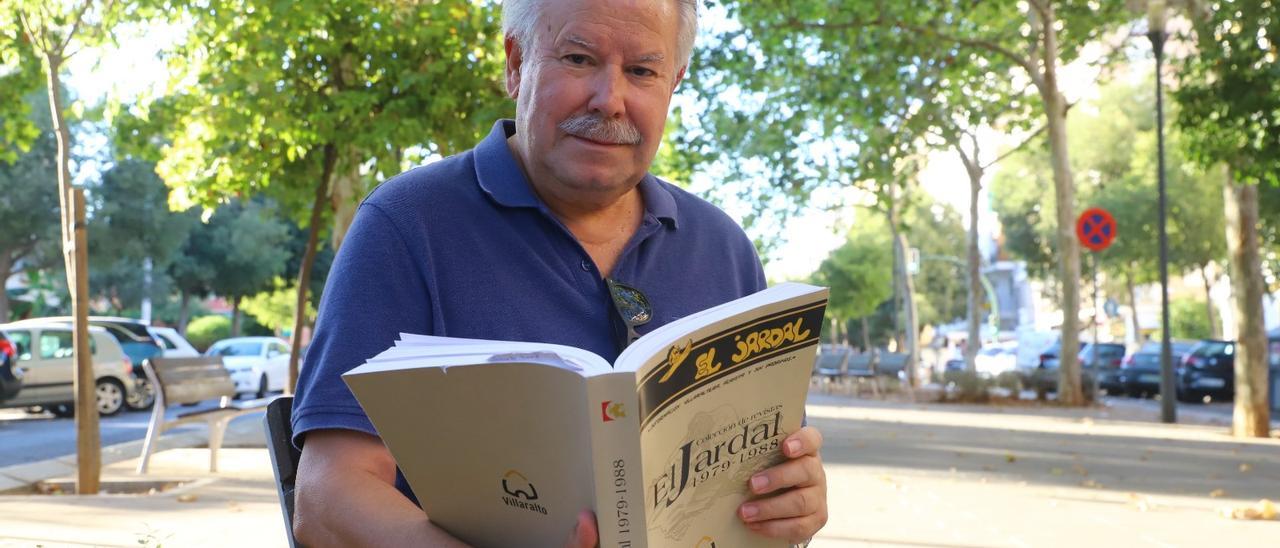 El periodista Manuel Fernández junto a la recopilación de los números de la revista &#039;El Jardal&#039;