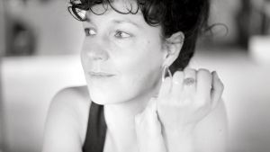 La escritora y editora Sabina Urraca, retratada en el barrio de Arganzuela, en Madrid, minutos antes de su entrevista con el suplemento ABRIL.