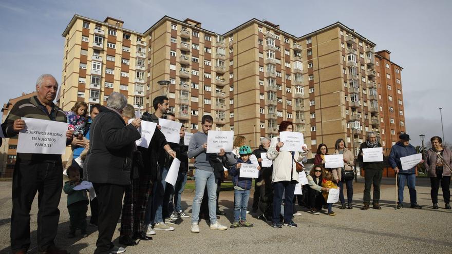 Nuevo Gijón vuelve a la calle para exigir inversiones en el barrio: &quot;Parece que somos ciudadanos de segunda&quot;