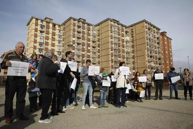 Nuevo Gijón vuelve a la calle para exigir inversiones en el barrio: "Parece que somos ciudadanos de segunda"