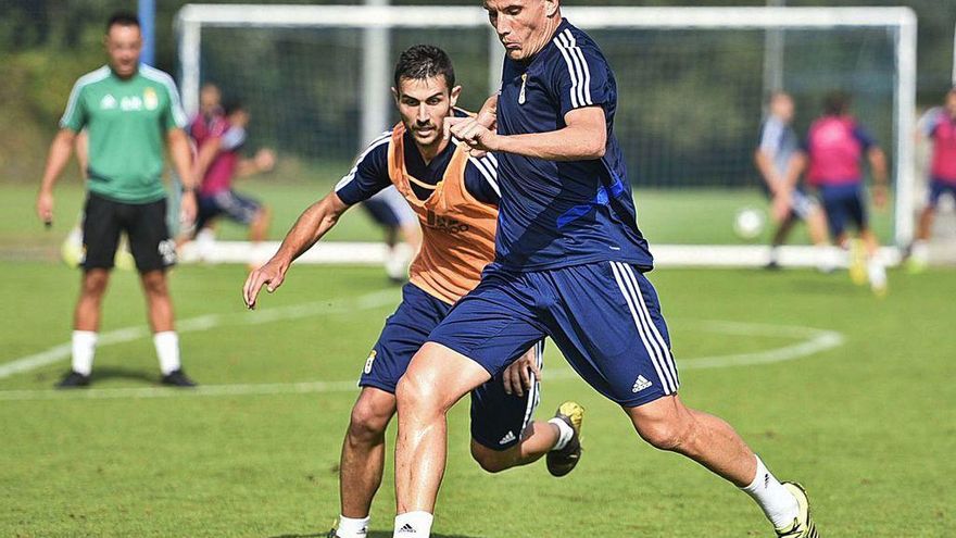 Lolo protege el balón ante Lucas en un entrenamiento en El Requexón.