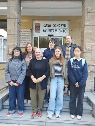 La alcaldesa de Llanera recibe a los estudiantes que participan en los intercambios educativos del instituto