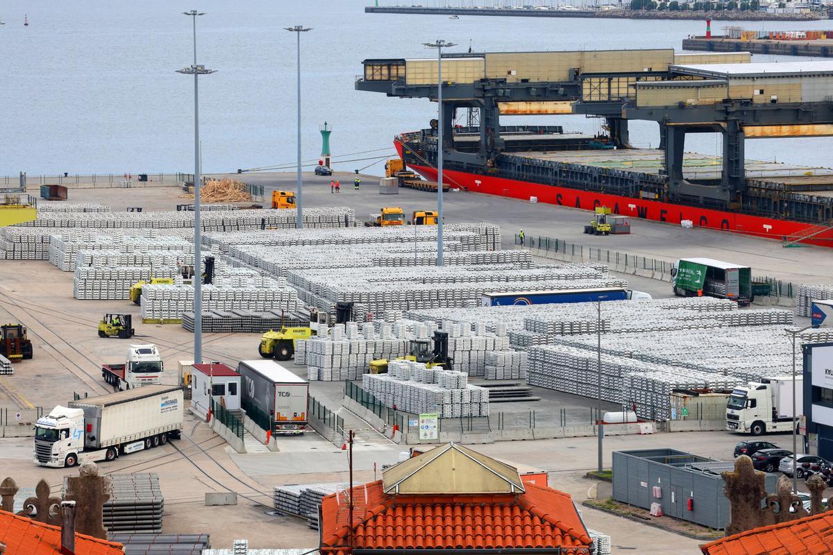 Granito en el muelle Transversal del Puerto de Vigo.