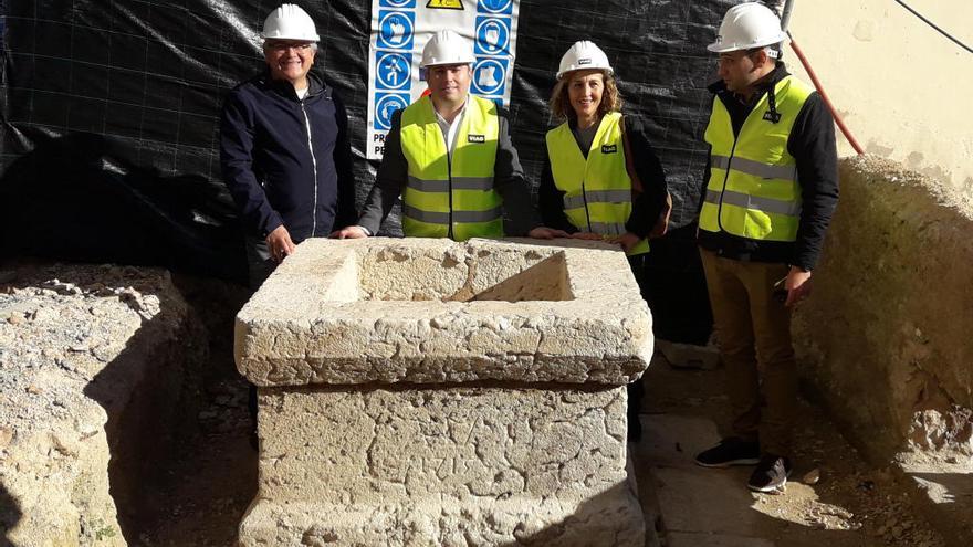 Las autoridades posan junto a la cisterna hallada en el Teatre Principal de Inca.