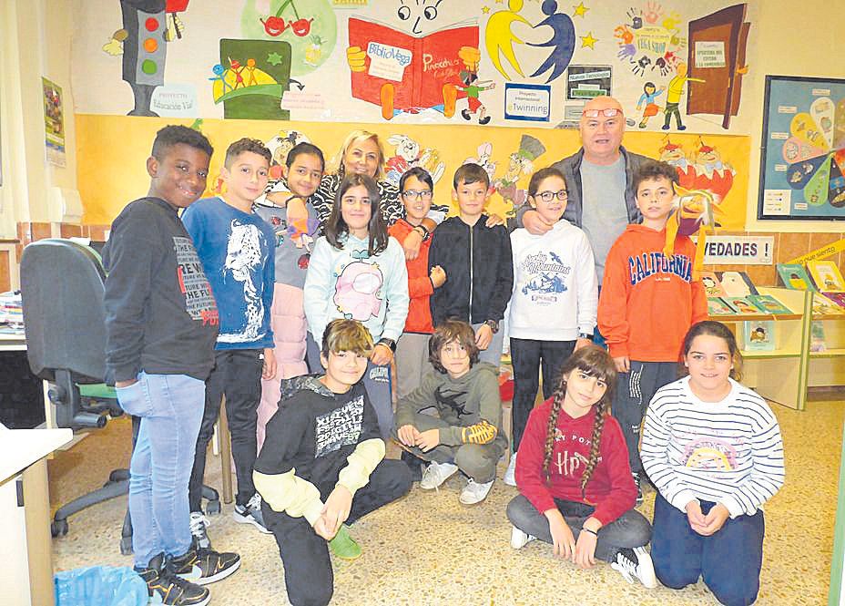 Inés Gómez y Tito Casado, con los alumnos de quinto y sexto de Primaria del colegio Vega de Rengos. | D. Á